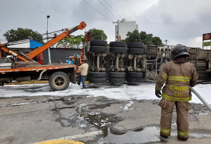 La gasolina se derramó sobre la vía principal en donde ocurrieron los hechos.