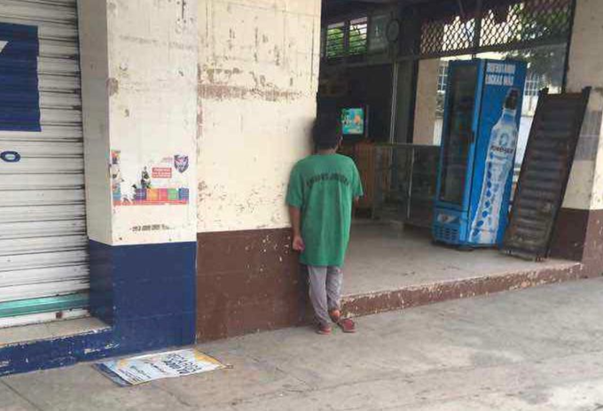 Niño viendo televisión en tienda Niño no tiene televisión en casa y la ve en una tienda