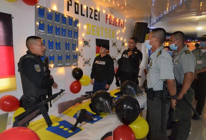 Policías y alusión a Hitler en Tuluá Policías y alusión a Hitler en Tuluá
