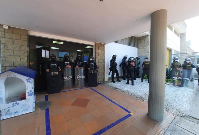en medio de disturbios se ha presentado la intervención, que deja hasta el momento una persona herida
