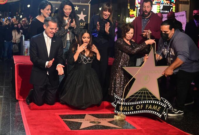 Salma Hayek develó su estrella en el Paseo de la Fama