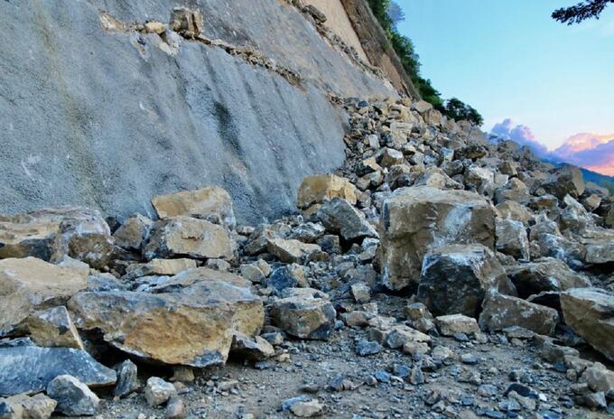 Las lluvias han impedido un trabajo continuo en la recuperación de la vía.