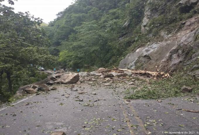 Derrumbe en la vía