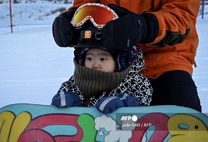 Wang Yuji, la bebé china que hace snowboard