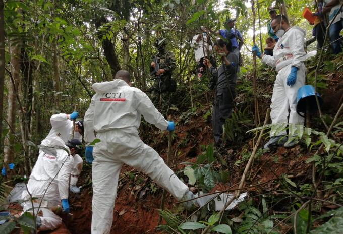 Exhumación de restos en fosa común en Tarazá, Bajo Cauca.