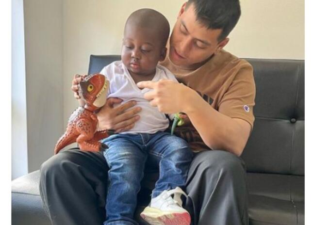 El Mindo pidió respeto por Yanfry luego de sacarse fotos y videos con el niño sensación El Mindo pidió respeto por Yanfry luego de sacarse fotos y videos con el niño sensación