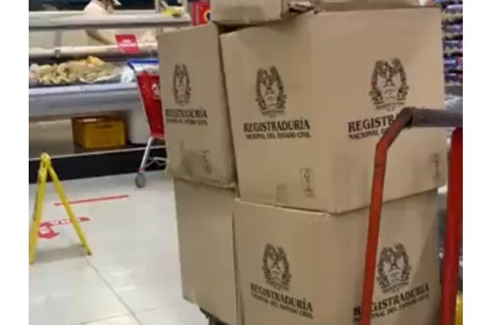 Cajas de la Registraduría que aparecieron en el Olímpica Cajas de la Registraduría que aparecieron en el Olímpica