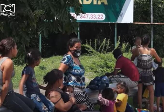 Migrantes venezolanos en Colombia Migrantes venezolanos recorren las vías en Colombia