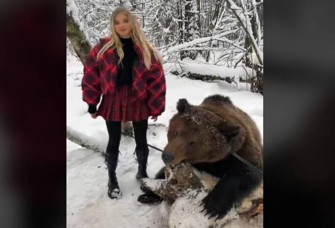 Alla Bruletova y su oso pardo Alla Bruletova y su oso pardo