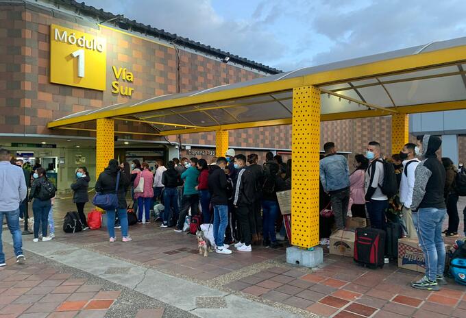 Largas filas en la terminal de transportes de Bogotá