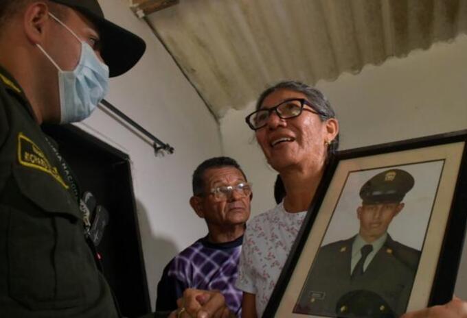 "No queremos que siga ejerciendo como miembro de la Fuerza Pública": madre de patrullero liberado por disidencias