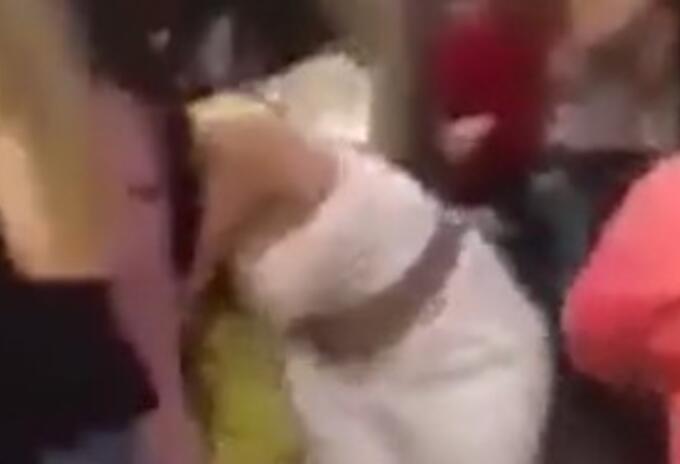Por sexy regalo de navidad, dos mujeres terminaron agarradas del pelo