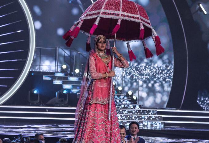 Miss India 2021 en traje típico en Miss Universo 2021