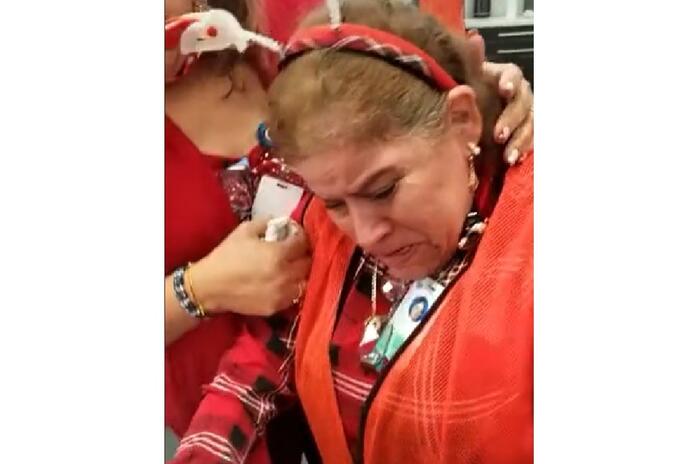 Mujer llora al recibir su primera muñeca
