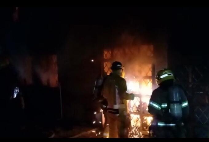 16 bomberos atendieron la emergencia.