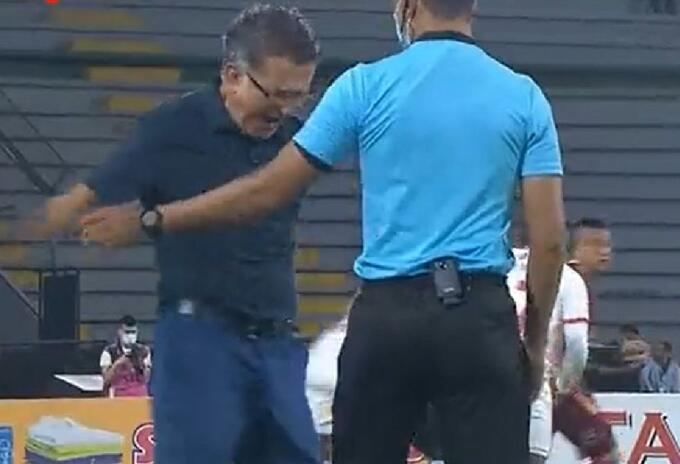 Manotazo de Osorio al árbitro Vs Tolima