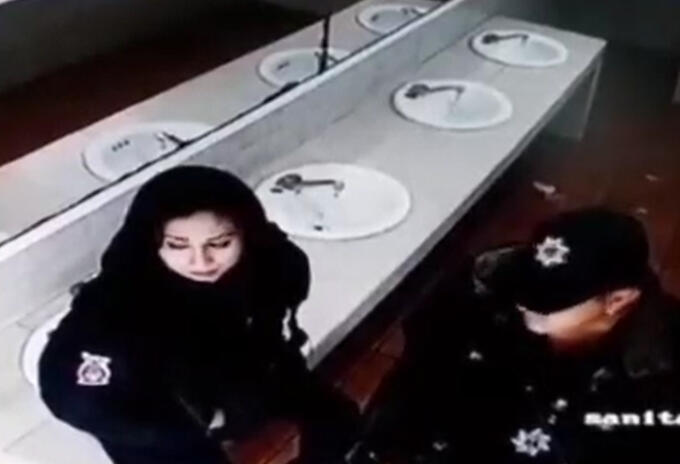 Pareja de policias rompe lavabo