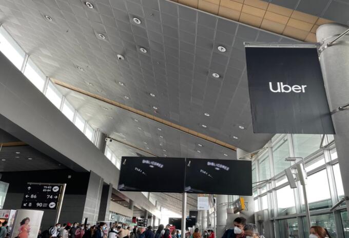 Publicidad de Uber en aeropuerto El Dorado