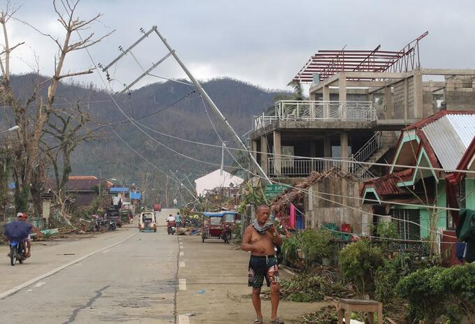 Tifón en Filipinas causó caída de postes.