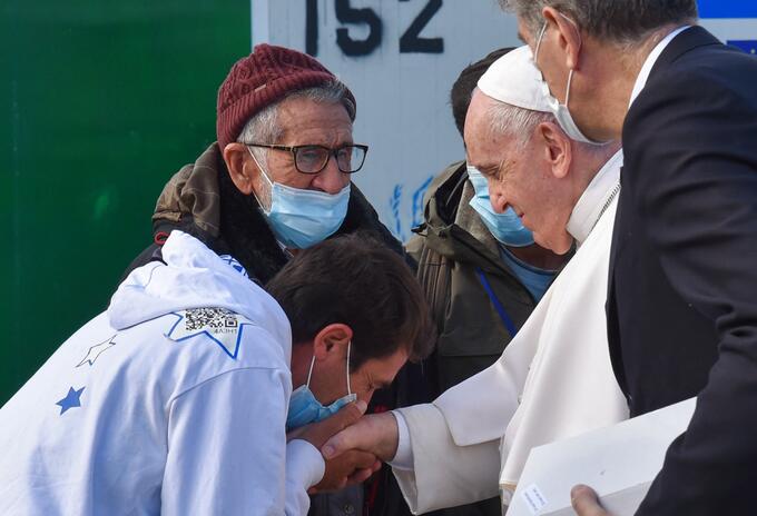 El papa criticó en Lesbos el “naufragio de la civilización” por el abandono el migrantes