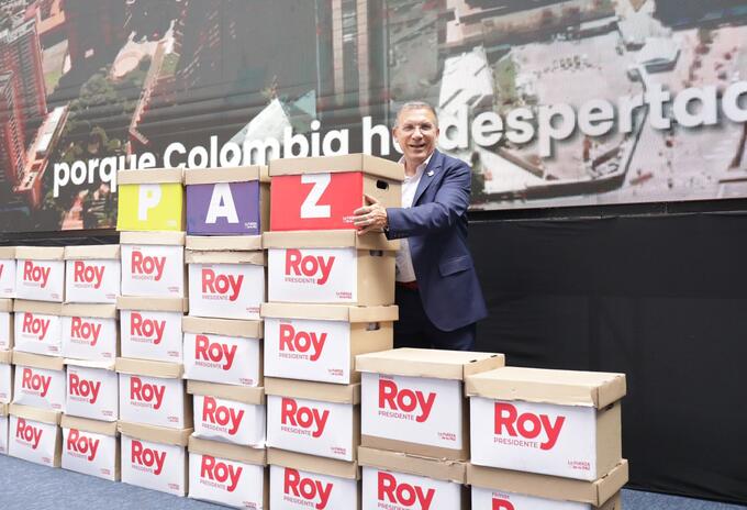Roy Barreras entrega firmas para su candidatura