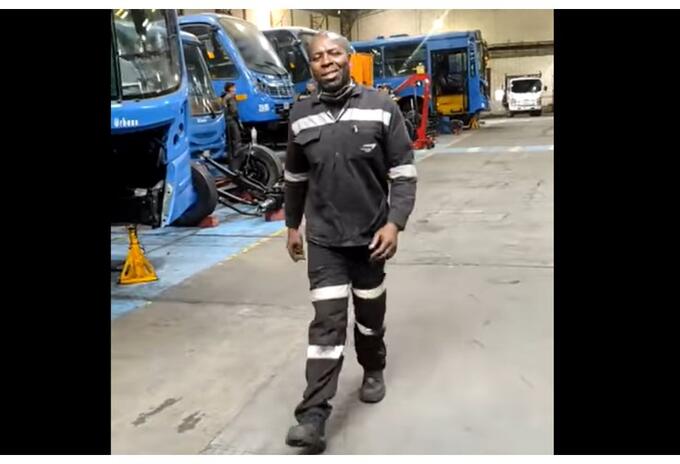 Fiebre de Yanfry: conductor de bus lo imita