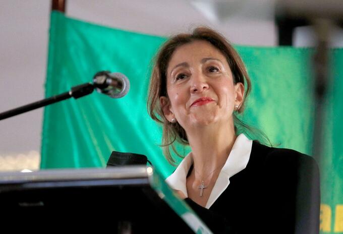 Íngrid Betancourt aunque invitó a tomar cerveza, cada uno debe paga su pola Íngrid Betancourt aunque invitó a tomar cerveza, cada uno debe paga su pola