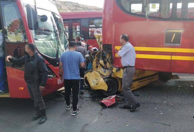 Accidente en TransMilenio: Aparatoso accidente con taxi Accidente en TransMilenio: Aparatoso accidente con taxi