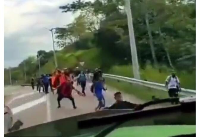 Camionero por poco atropella cerca de 20 jóvenes barristas por miedo a ser atracado Camionero por poco atropella cerca de 20 jóvenes barristas por miedo a ser atracado