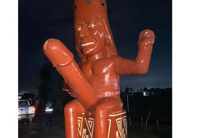 Estatua de hombre con gran pene en Perú fue destrozada Estatua de hombre con gran pene en Perú fue destrozada