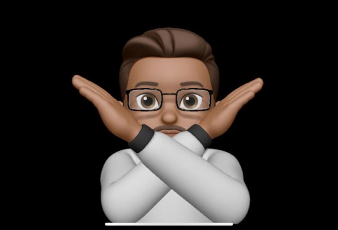 Emoji con brazos cruzados Emoji con brazos cruzados