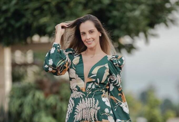 Laura Acuña en diminuto bikini cerca los 40 años Laura Acuña en diminuto bikini cerca los 40 años
