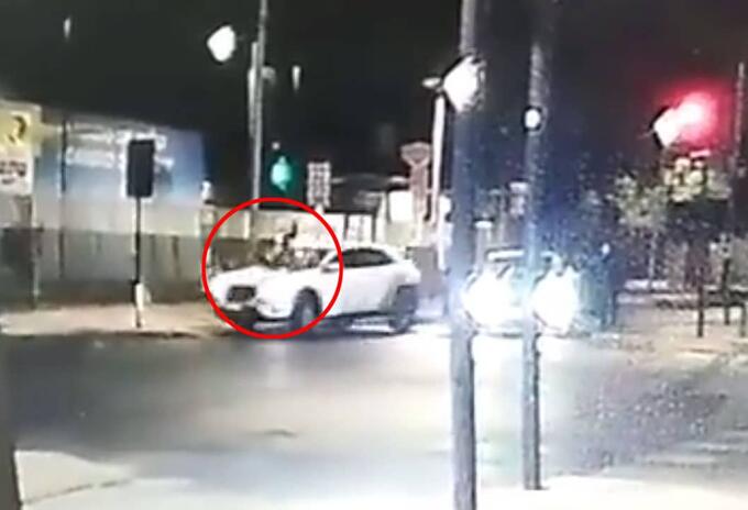Mujer atropelló a ladrones que querían llevarse su camioneta Mujer atropelló a ladrones que querían llevarse su camioneta