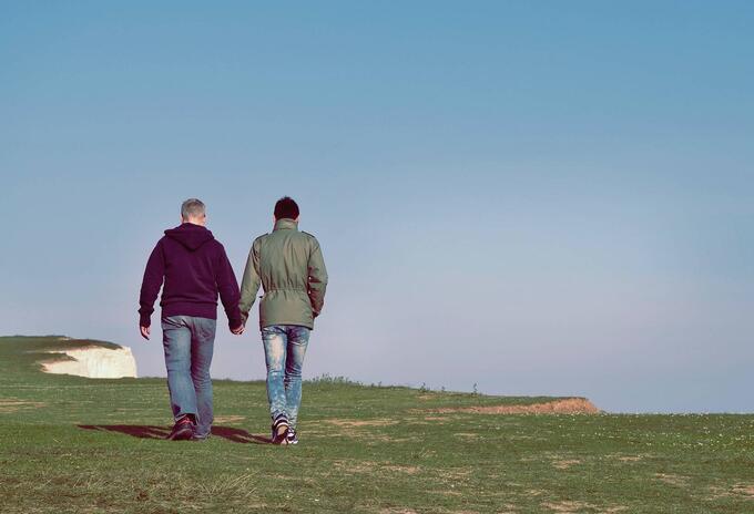 Pareja LGBTI adopta 6 niños Pareja LGBTI adopta 6 niños