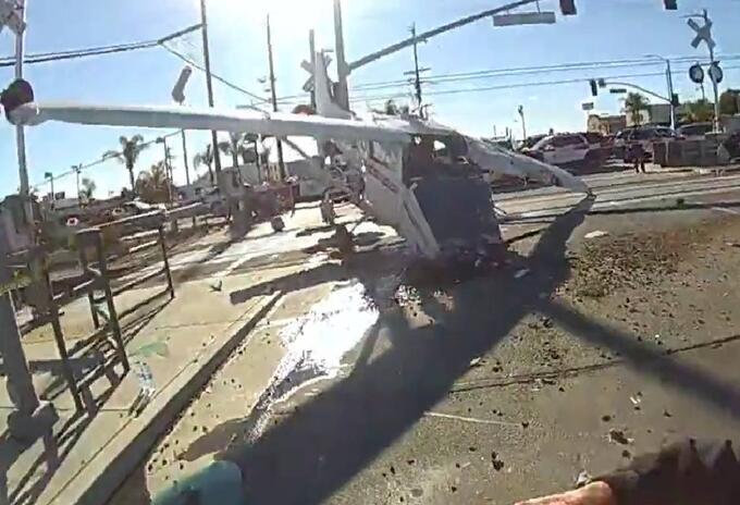 Tren atropella una avioneta que se había estrellado Tren atropella una avioneta que se había estrellado