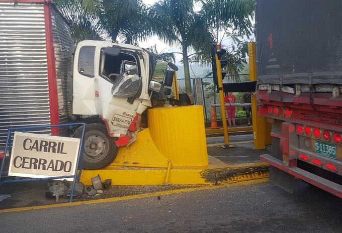La movilidad estuvo restringida durante varios minutos por la forma como quedó el vehículo.