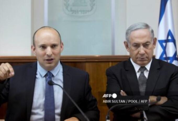 Naftali Bennett, primer ministro de Israel, junto a Benjamin Netanyahu, ex primer ministro