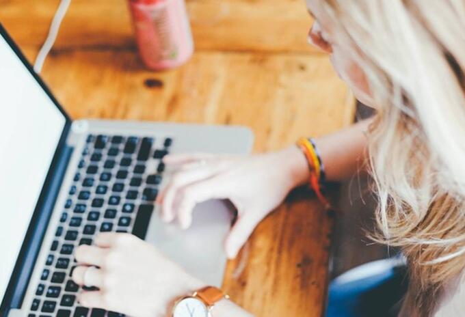 Una joven consulta sus redes sociales de Internet