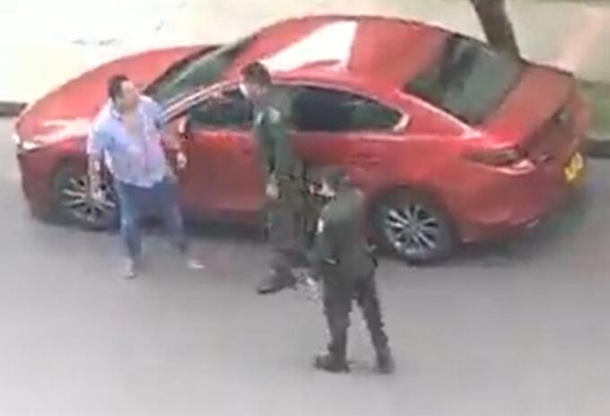 VIDEO: Sujeto, al parecer borracho, cogió a puños a un Policía