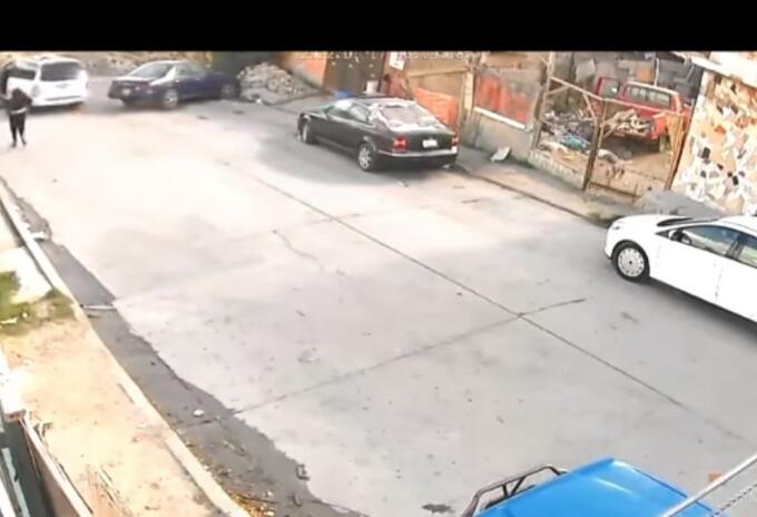 Mujer, al parecer borracha, no pudo parquear su carro y lo mandó a un barranco