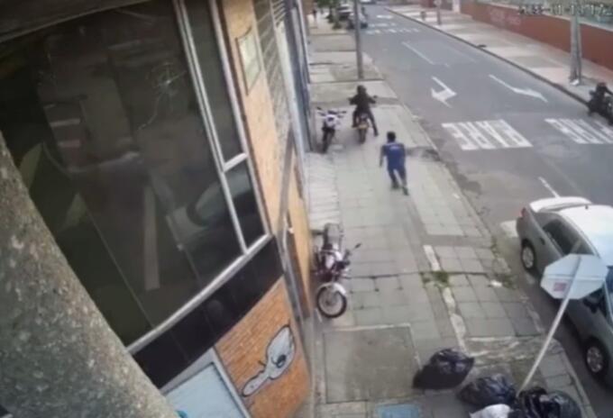 Hombre frustra robo de su motocicleta y se salva de balacera