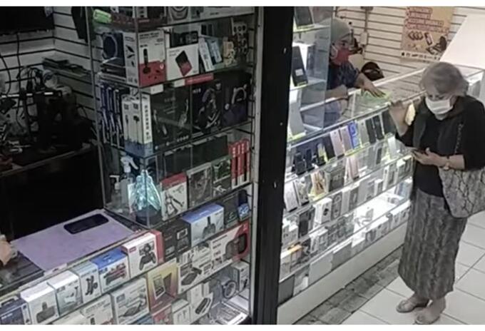 Mujer reparando el celular porque sus hijos no contestan