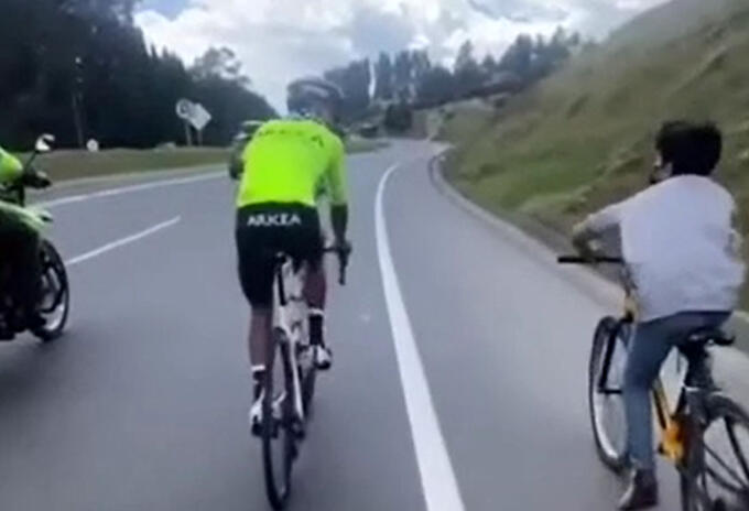 Nairo Quintana es perseguido por unos niños