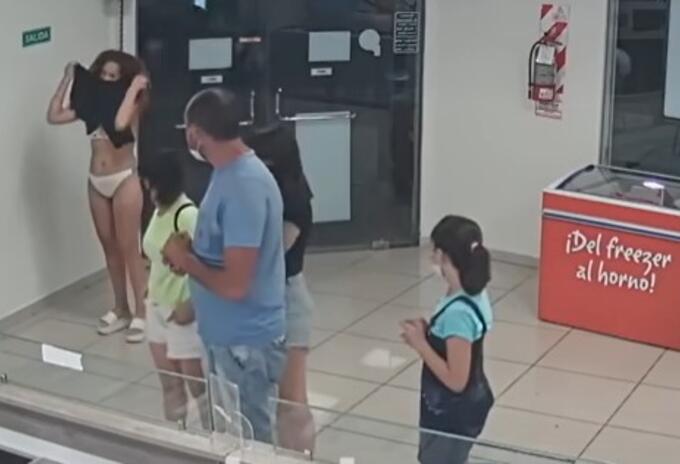 Mujer se desnudó en una heladería para usar su vestido como tapabocas
