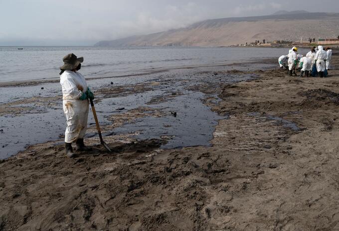 Perú, emergencia ambiental en costa por derrame de petróleo | RCN Radio
