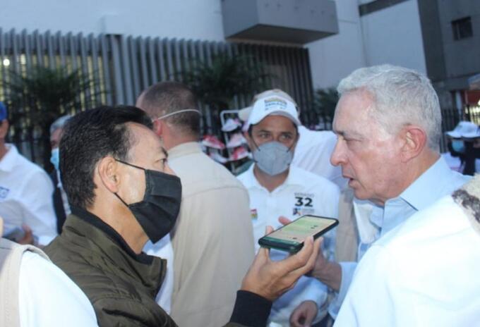 El ex presidente adelanta un recorrido invitando a votar por el Centro Democrático