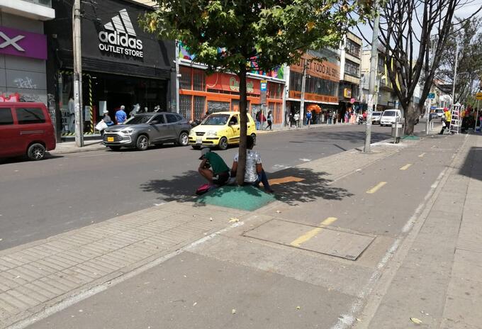 Mujer pidiendo limosna en centro de Bogotá