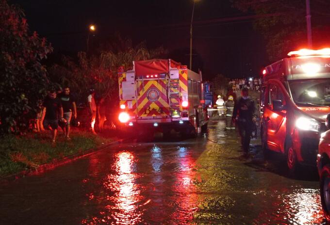 Bomberos atienden emergencia tras atentado terrorista en Cali