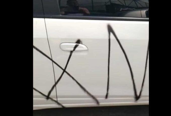 Así quedó el vehículo particular vandalizado.