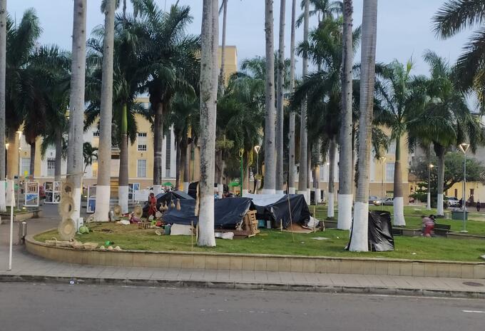 Al menos 40 miembros de la comunidad Yukpa permanecen asentados en un parque de Bucaramanga